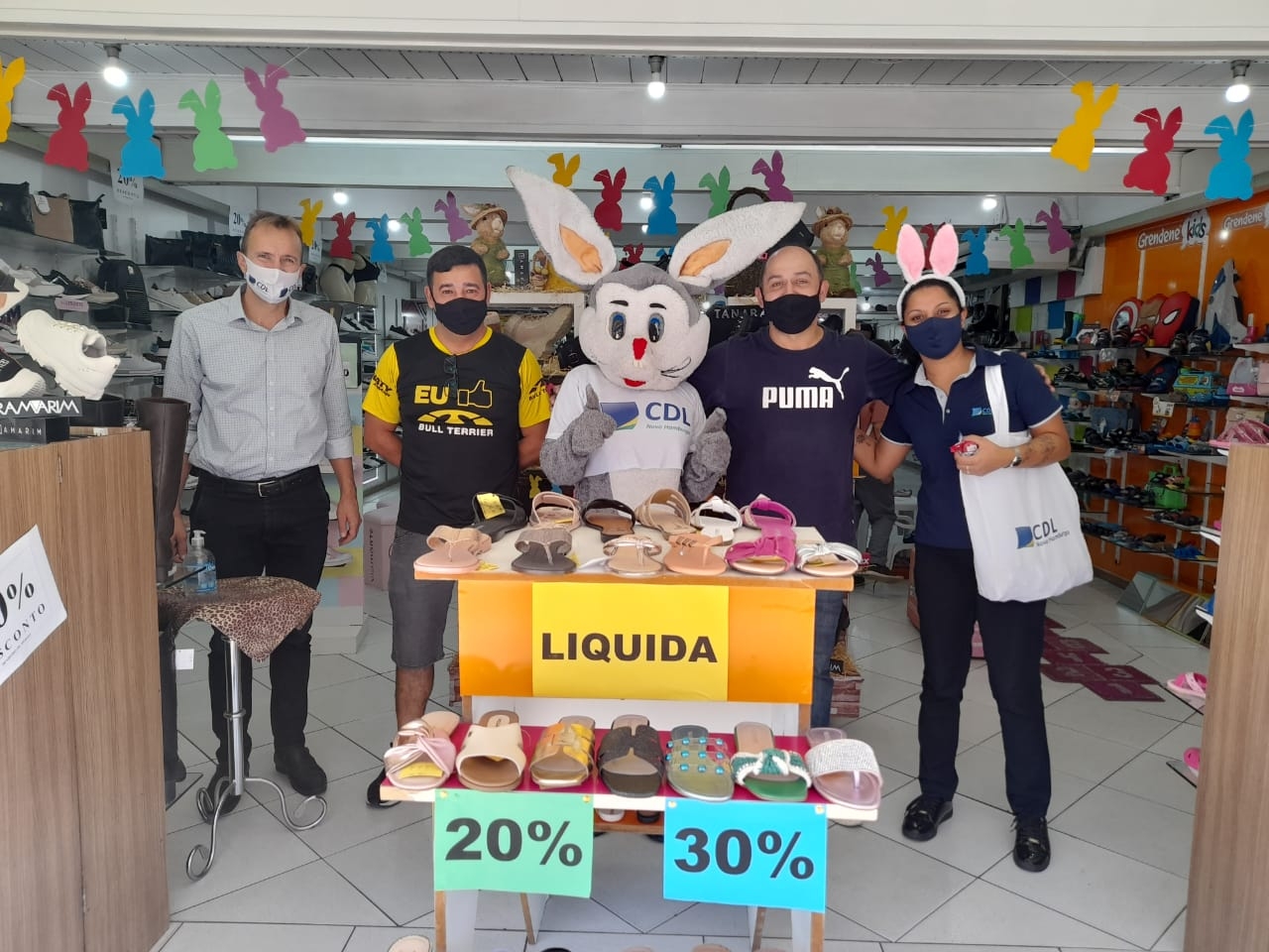 CDL-NH realizou ação no centro para comemorar a Páscoa, valorizar lojistas e consumidores